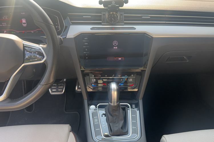 Used Volkswagen Magotan 2023 2 Million Units Commemorative Edition 330TSI DSG Luxury Version Audio And AC Panel