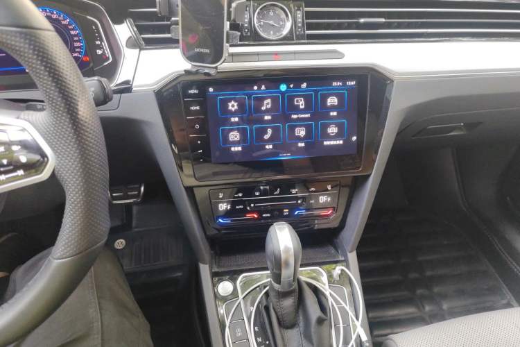 Used Volkswagen Magotan 2023 2 Million Units Commemorative Edition 330TSI DSG Luxury Version Audio And AC Panel