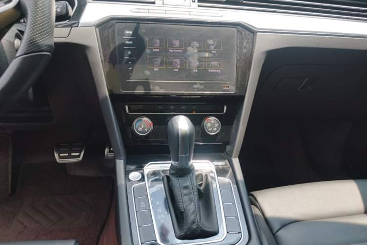 Used Volkswagen Magotan 2023 2 Million Units Limited-Edition 280TSI DSG Comfort Version Audio And AC Panel