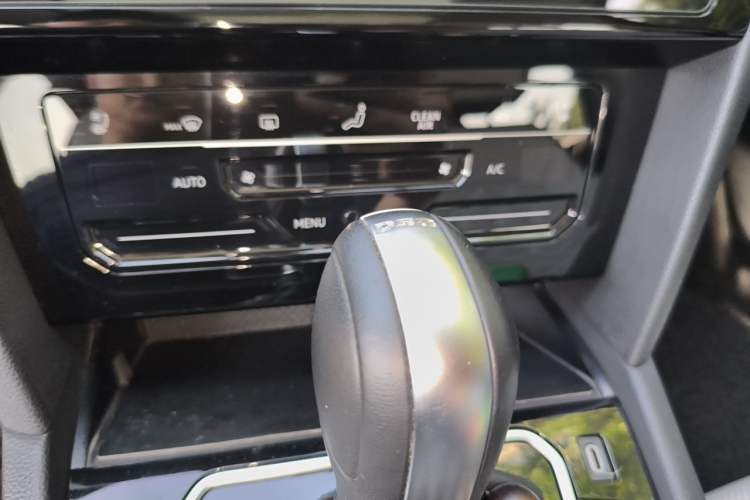Used Volkswagen Magotan 2023 2 Million Units Commemorative Edition 330TSI DSG Luxury Version Audio And AC Panel