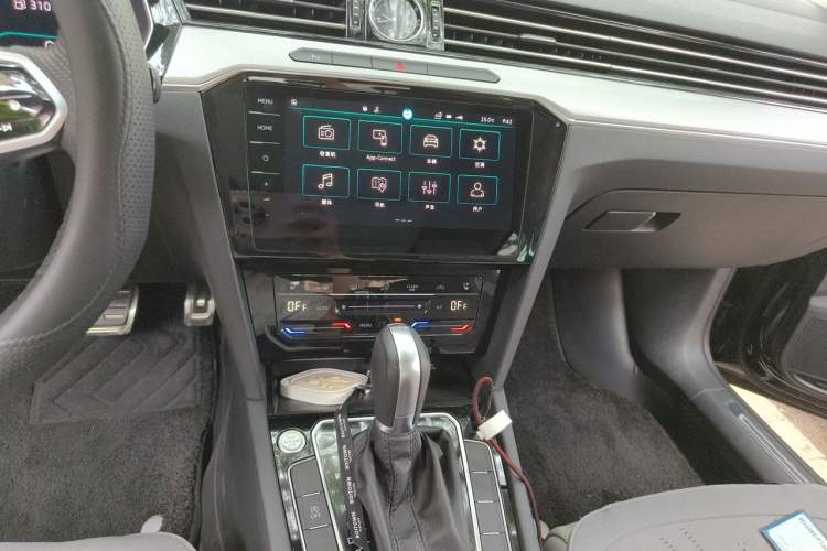 Used Volkswagen Magotan 2023 2 Million Units Commemorative Edition 330TSI DSG Luxury Version Audio And AC Panel
