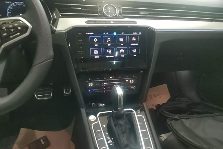 Used Volkswagen Magotan 2023 2 Million Units Commemorative Edition 330TSI DSG Luxury Version Audio And AC Panel