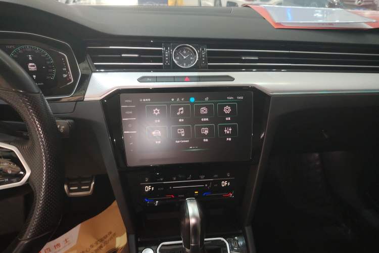 Used Volkswagen Magotan 2023 2 Million Units Commemorative Edition 330TSI DSG Luxury Version Audio And AC Panel