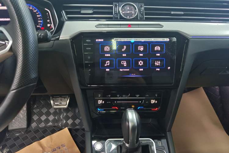 Used Volkswagen Magotan 2023 2 Million Units Commemorative Edition 330TSI DSG Luxury Version Audio And AC Panel