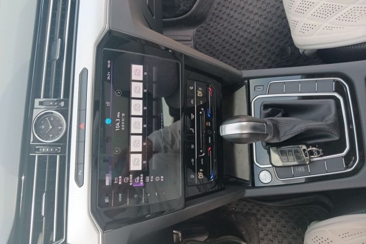 Used Volkswagen Magotan 2023 2 Million Units Commemorative Edition 330TSI DSG Luxury Version Audio And AC Panel