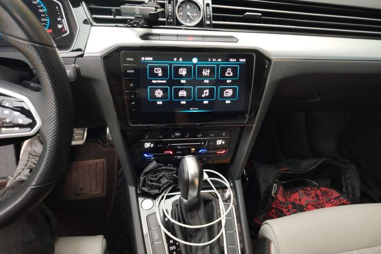 Used Volkswagen Magotan 2023 2 Million Units Commemorative Edition 330TSI DSG Luxury Version Audio And AC Panel