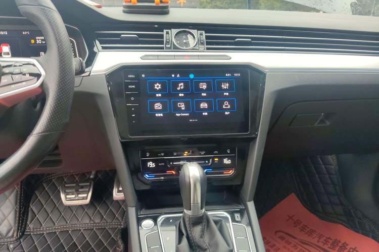 Used Volkswagen Magotan 2023 2 Million Units Commemorative Edition 330TSI DSG Luxury Version Audio And AC Panel