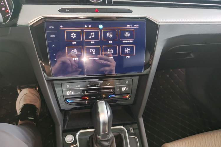 Used Volkswagen Magotan 2023 2 Million Units Commemorative Edition 330TSI DSG Luxury Version Audio And AC Panel