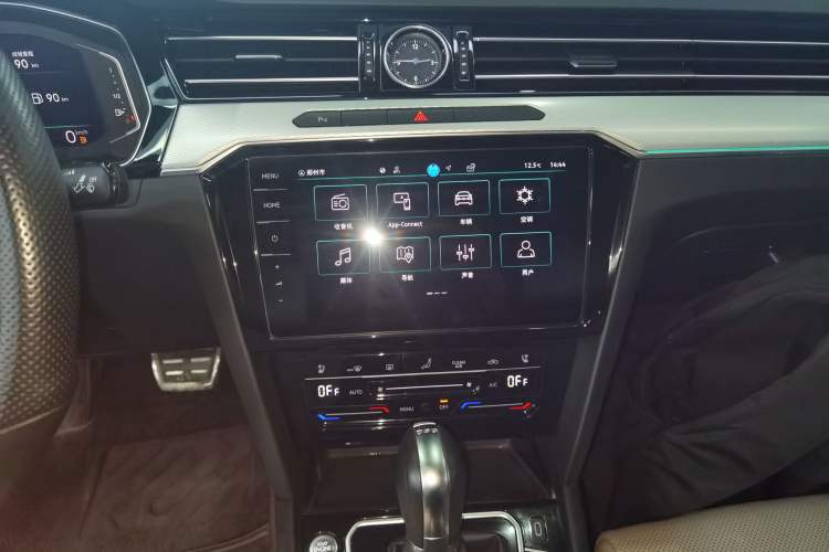 Used Volkswagen Magotan 2023 2 Million Units Commemorative Edition 330TSI DSG Luxury Version Audio And AC Panel