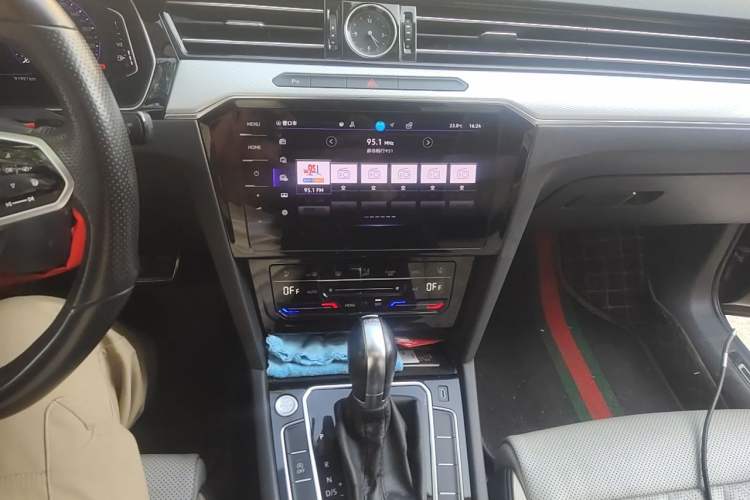 Used Volkswagen Magotan 2023 2 Million Units Commemorative Edition 330TSI DSG Luxury Version Audio And AC Panel