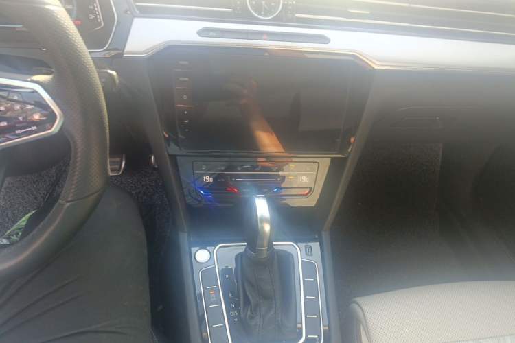 Used Volkswagen Magotan 2023 2 Million Units Commemorative Edition 330TSI DSG Luxury Version Audio And AC Panel