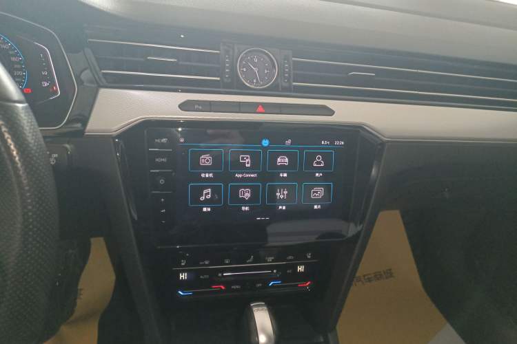 Used Volkswagen Magotan 2023 2 Million Units Commemorative Edition 330TSI DSG Luxury Version Audio And AC Panel
