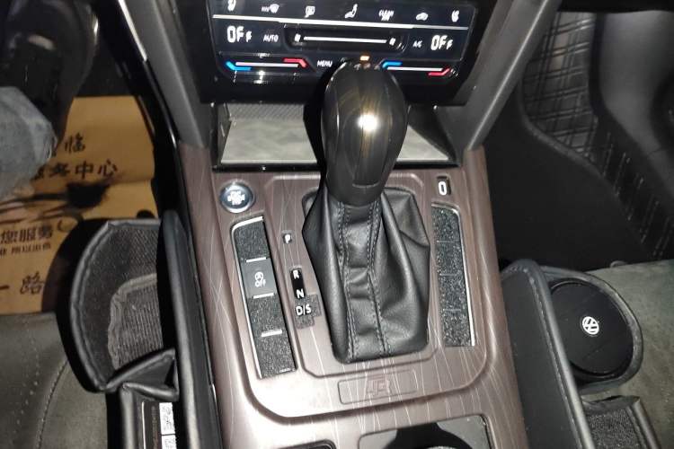 Used Volkswagen Magotan 2023 2 Million Units Commemorative Edition 330TSI DSG Luxury Version Audio And AC Panel
