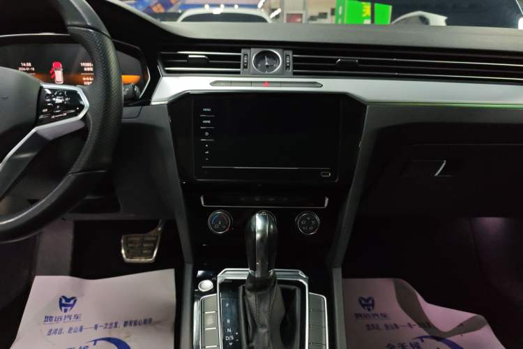 Used Volkswagen Magotan 2023 2 Million Units Limited-Edition 280TSI DSG Comfort Version Audio And AC Panel