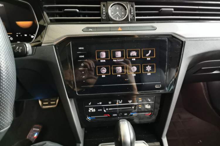 Used Volkswagen Magotan 2023 2 Million Units Limited Edition 330TSI DSG Leading Version Audio And AC Panel