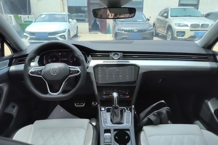 Used Volkswagen Magotan 2023 2 Million Units Commemorative Edition 330TSI DSG Luxury Version Center Console