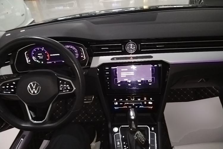 Used Volkswagen Magotan 2023 2 Million Units Commemorative Edition 330TSI DSG Luxury Version Center Console