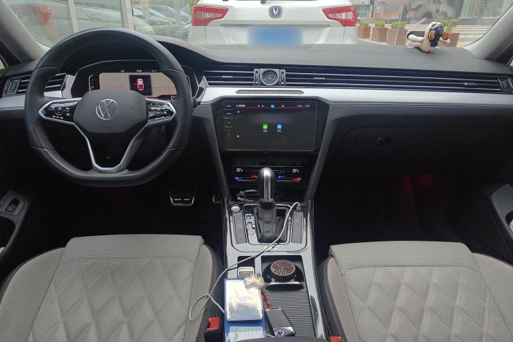 Used Volkswagen Magotan 2023 2 Million Units Commemorative Edition 330TSI DSG Luxury Version Center Console