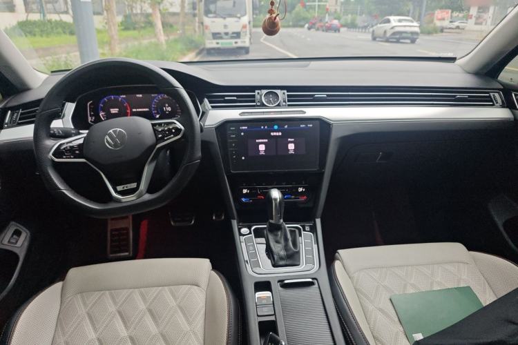 Used Volkswagen Magotan 2023 2 Million Units Commemorative Edition 330TSI DSG Luxury Version Center Console