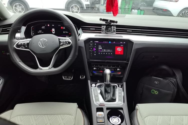 Used Volkswagen Magotan 2023 2 Million Units Limited Edition 330TSI DSG Leading Version Center Console
