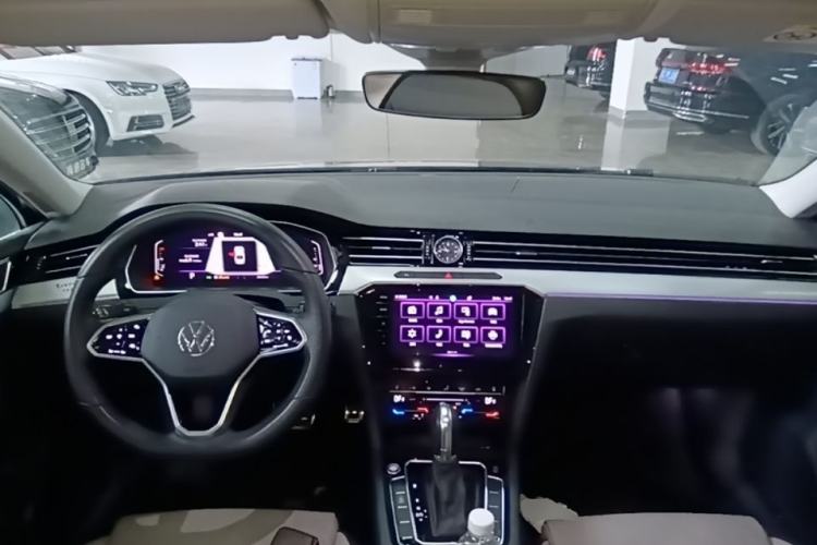 Used Volkswagen Magotan 2023 2 Million Units Commemorative Edition 330TSI DSG Luxury Version Center Console
