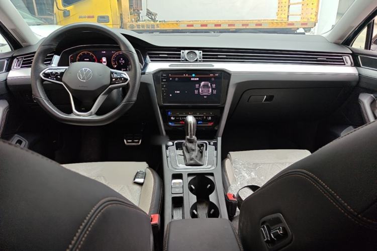 Used Volkswagen Magotan 2023 2 Million Units Commemorative Edition 330TSI DSG Luxury Version Center Console