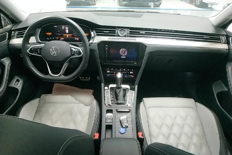 Used Volkswagen Magotan 2023 2 Million Units Limited Edition 330TSI DSG Leading Version Center Console