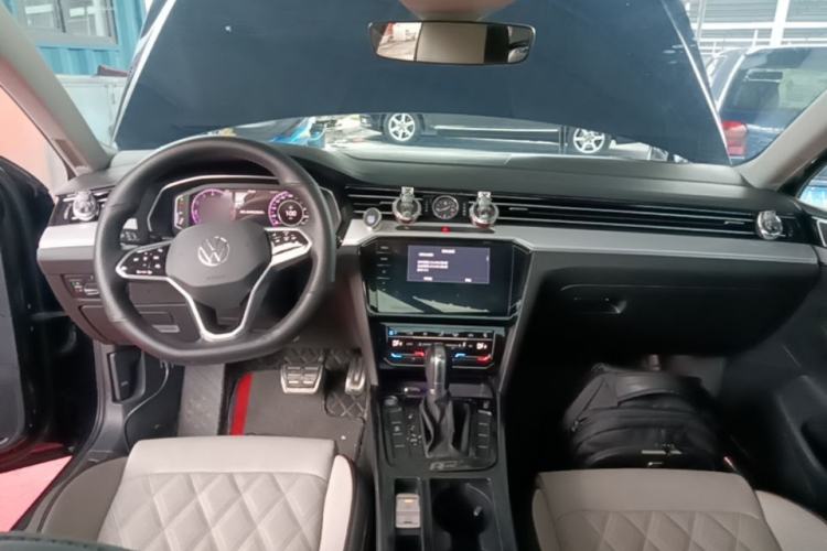 Used Volkswagen Magotan 2023 2 Million Units Commemorative Edition 330TSI DSG Luxury Version Center Console