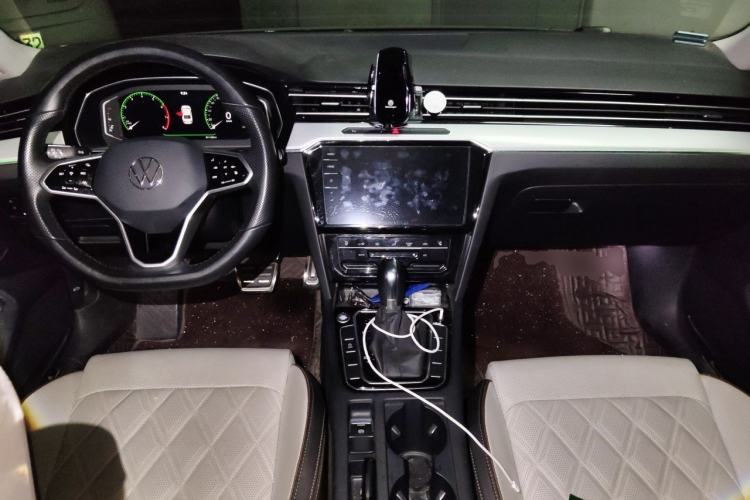 Used Volkswagen Magotan 2023 2 Million Units Commemorative Edition 330TSI DSG Luxury Version Center Console