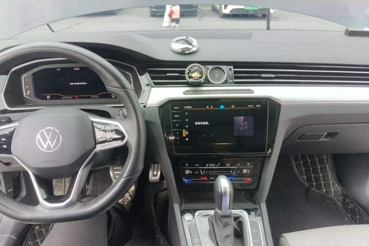 Used Volkswagen Magotan 2023 2 Million Units Commemorative Edition 330TSI DSG Luxury Version Center Console