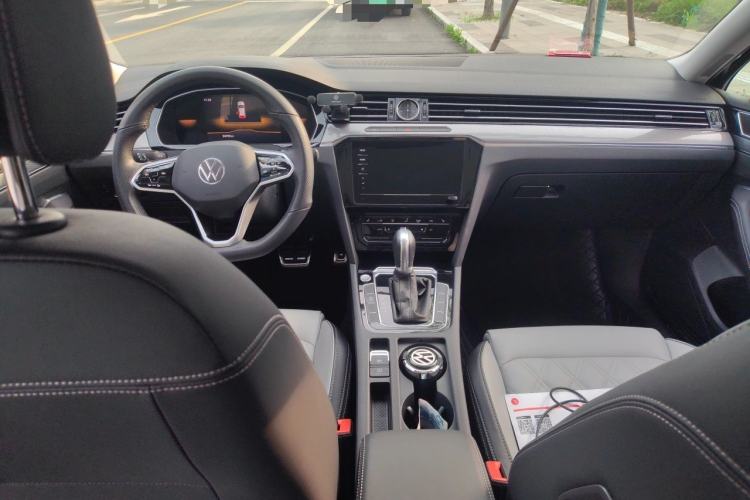 Used Volkswagen Magotan 2023 2 Million Units Limited Edition 330TSI DSG Leading Version Center Console