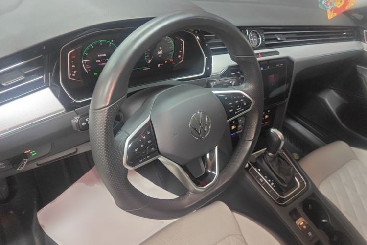Used Volkswagen Magotan 2023 2 Million Units Commemorative Edition 330TSI DSG Luxury Version Center Console