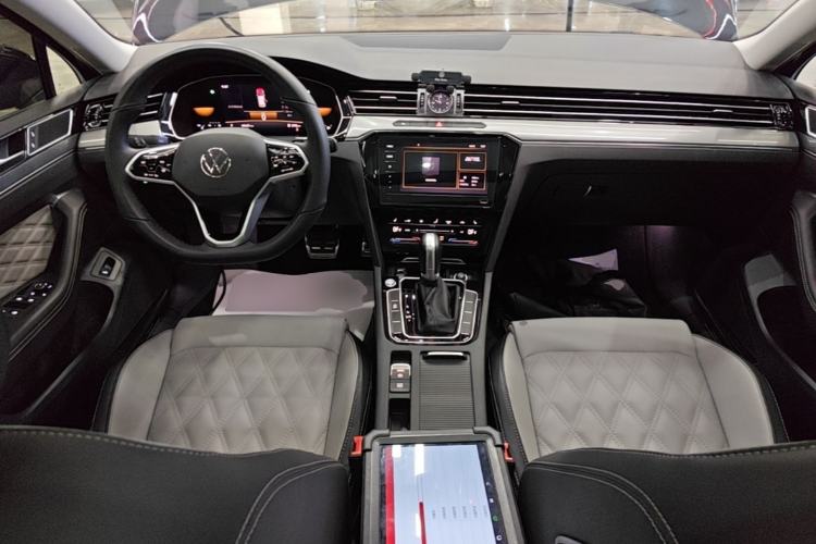 Used Volkswagen Magotan 2023 2 Million Units Limited Edition 330TSI DSG Leading Version Center Console