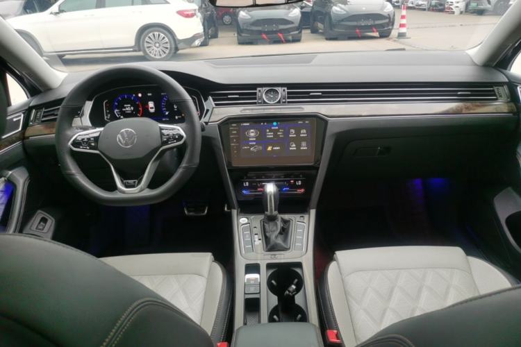 Used Volkswagen Magotan 2023 2 Million Units Limited Edition 330TSI DSG Leading Version Center Console