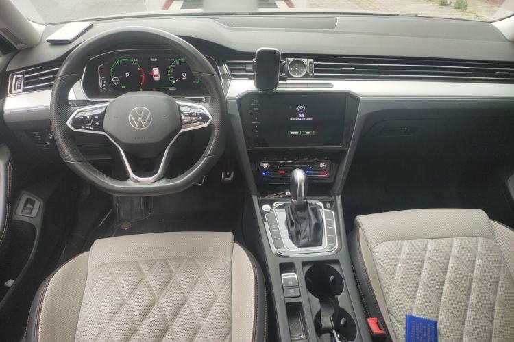 Used Volkswagen Magotan 2023 2 Million Units Commemorative Edition 330TSI DSG Luxury Version Center Console