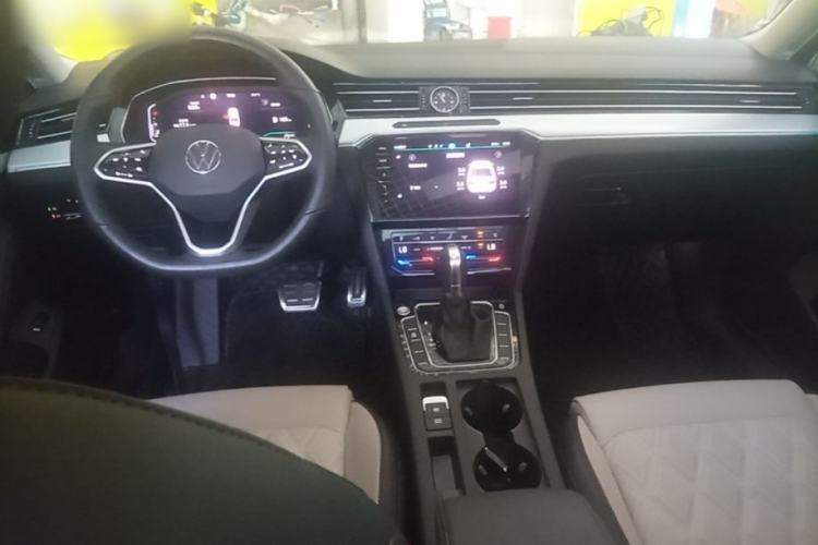 Used Volkswagen Magotan 2023 2 Million Units Commemorative Edition 330TSI DSG Luxury Version Center Console