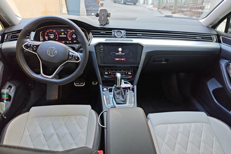Used Volkswagen Magotan 2023 2 Million Units Commemorative Edition 330TSI DSG Luxury Version Center Console