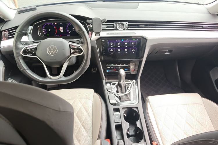 Used Volkswagen Magotan 2023 2 Million Units Limited-Edition 380TSI DSG Flagship Version Center Console