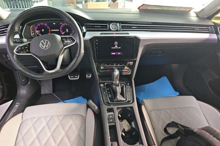 Used Volkswagen Magotan 2023 2 Million Units Commemorative Edition 330TSI DSG Luxury Version Center Console