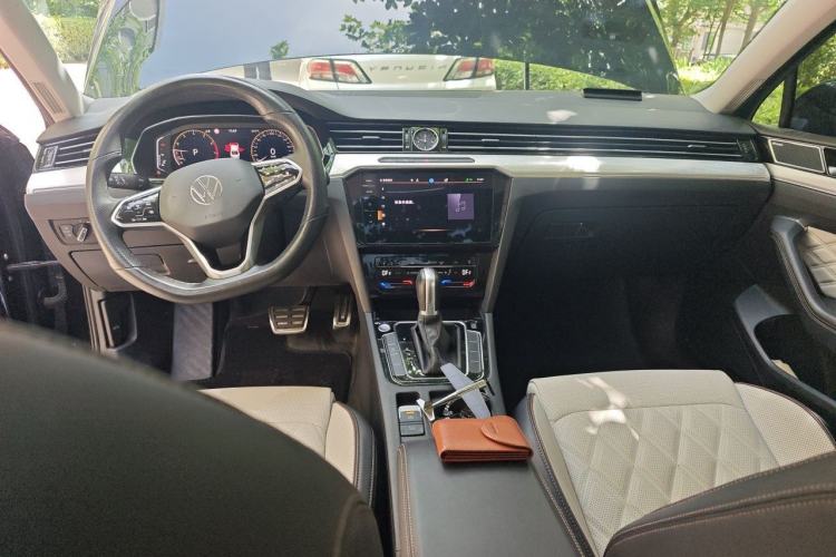 Used Volkswagen Magotan 2023 2 Million Units Limited-Edition 380TSI DSG Flagship Version Center Console
