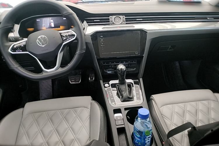 Used Volkswagen Magotan 2023 2 Million Units Limited Edition 330TSI DSG Leading Version Center Console