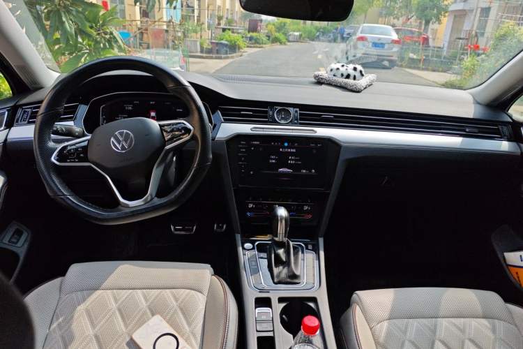Used Volkswagen Magotan 2023 2 Million Units Commemorative Edition 330TSI DSG Luxury Version Center Console