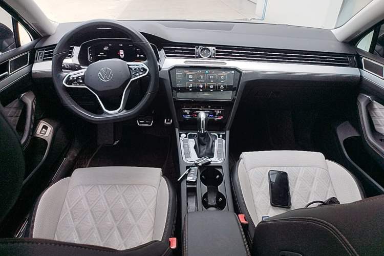 Used Volkswagen Magotan 2023 2 Million Units Commemorative Edition 330TSI DSG Luxury Version Center Console