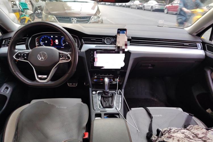 Used Volkswagen Magotan 2023 2 Million Units Commemorative Edition 330TSI DSG Luxury Version Center Console