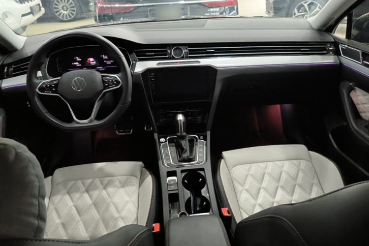 Used Volkswagen Magotan 2023 2 Million Units Commemorative Edition 330TSI DSG Luxury Version Center Console