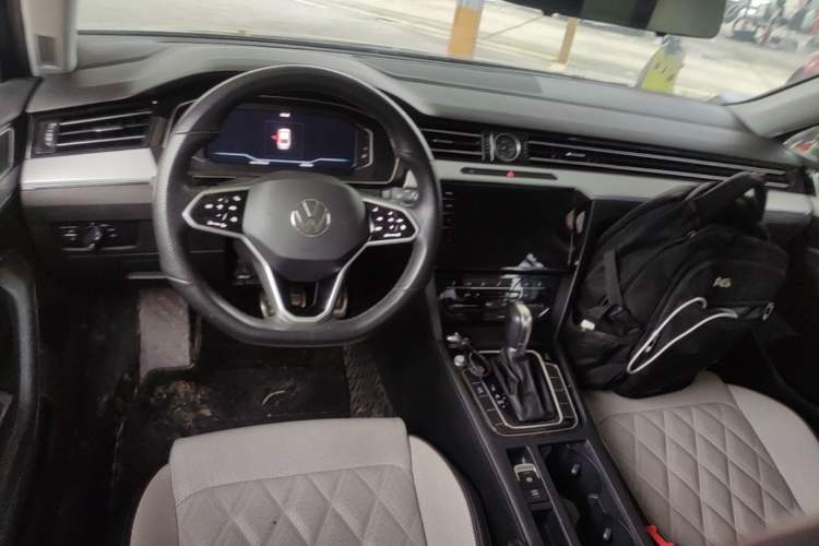 Used Volkswagen Magotan 2023 2 Million Units Commemorative Edition 330TSI DSG Luxury Version Center Console