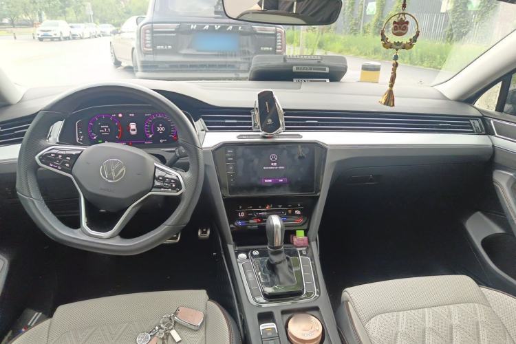 Used Volkswagen Magotan 2023 2 Million Units Commemorative Edition 330TSI DSG Luxury Version Center Console