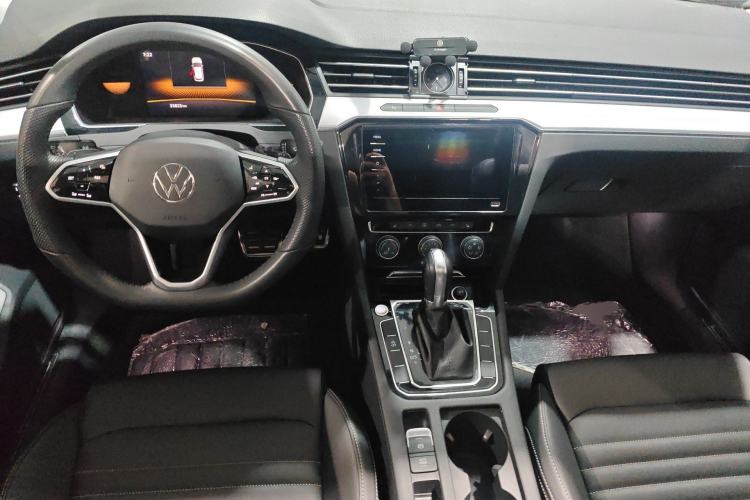 Used Volkswagen Magotan 2023 2 Million Units Limited-Edition 280TSI DSG Comfort Version Center Console