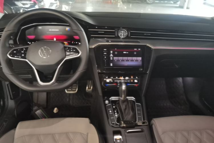 Used Volkswagen Magotan 2023 2 Million Units Limited Edition 330TSI DSG Leading Version Center Console
