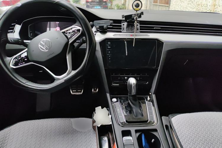 Used Volkswagen Magotan 2023 2 Million Units Commemorative Edition 330TSI DSG Luxury Version Center Console